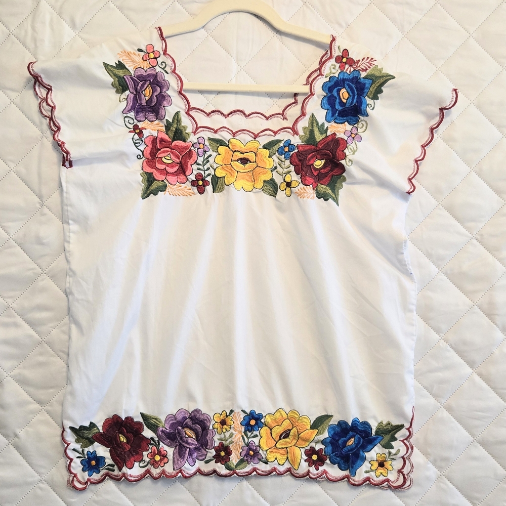 Floral Embroidered Top Scalloped Edge Sz M/L Mexico Culture Style Encanto Look
